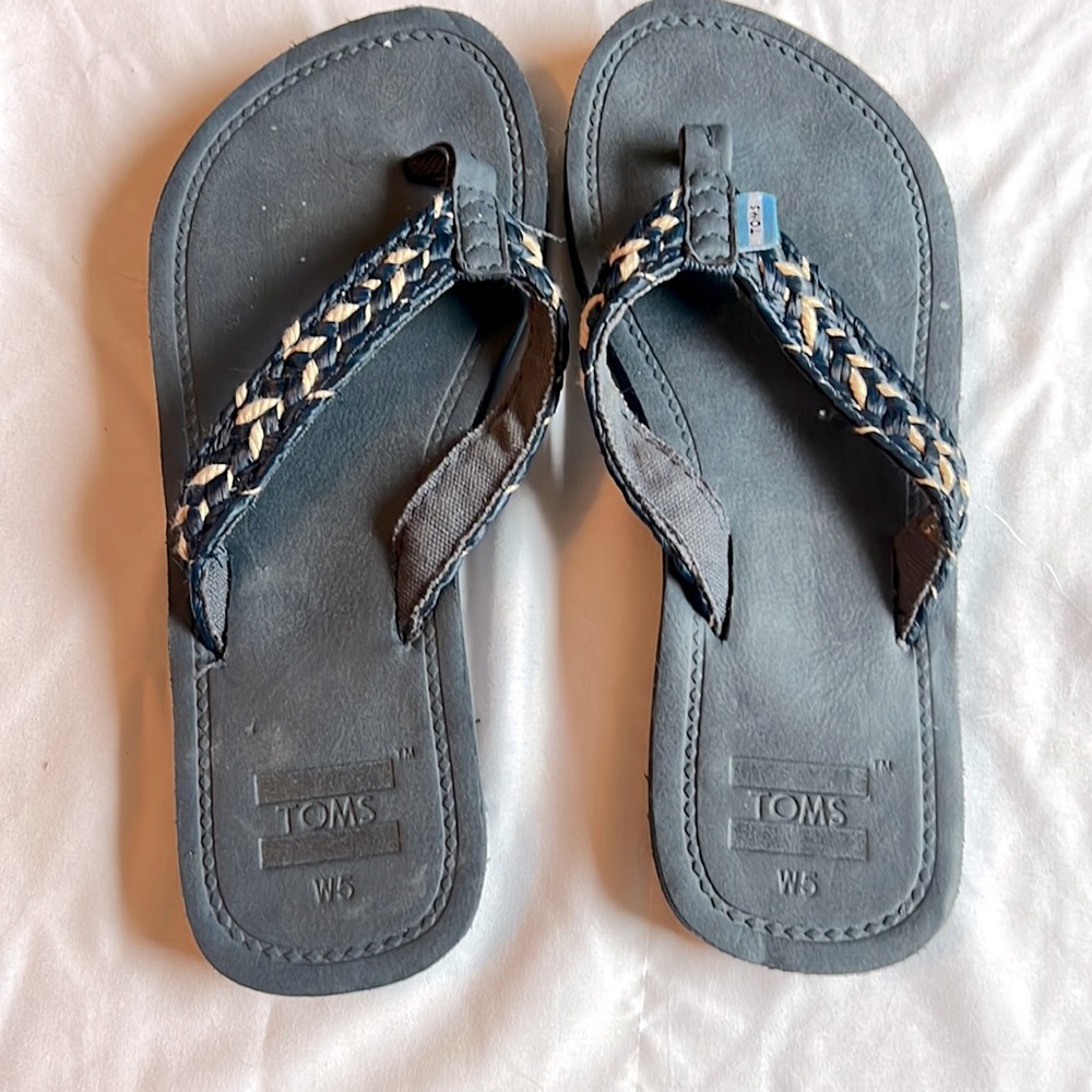 Toms navy woven flip flops women’s size 5